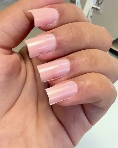 Unhas quadradas em gel rosa nude, trabalho de Sílvia Paz